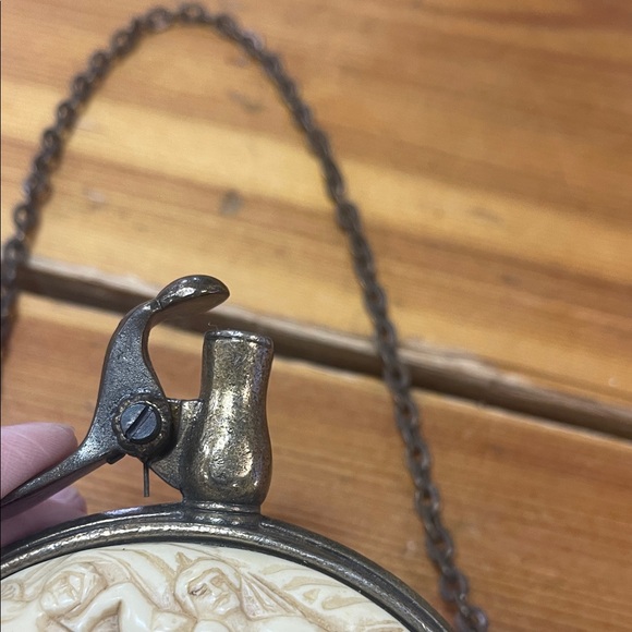 Quaint Antique ‘Risqué Ladies’ Gun Powder Flask - Picture 4 of 5